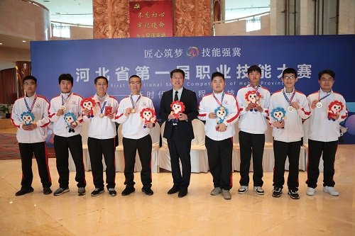师生在九游官方网站官网正规渠道技能大赛摘金夺银